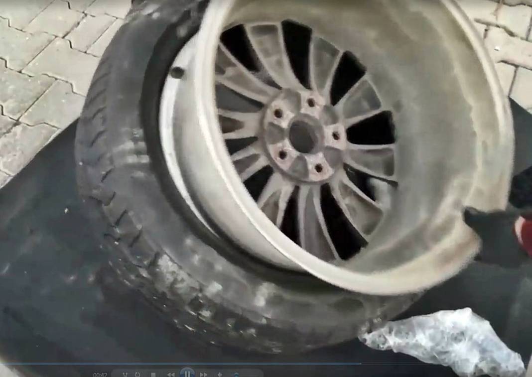 Aracın bagajında onlarcası ele geçirildi: Pes dedirten görüntü! Şüphelinin rahatlığı ve cesareti polisi de şaşırttı 2